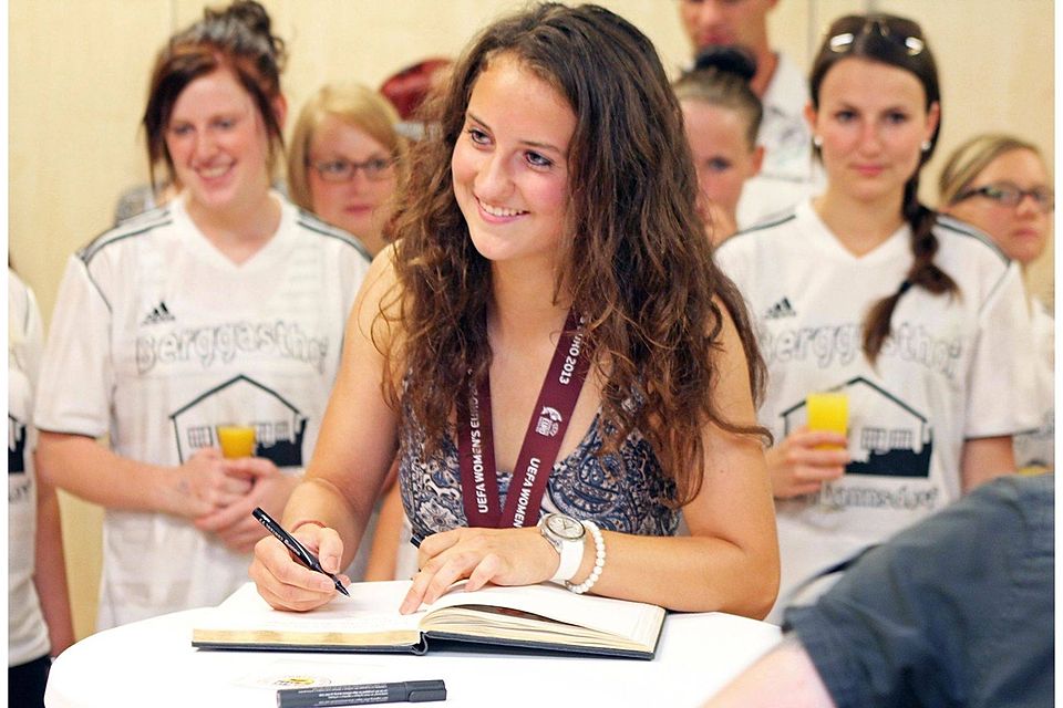 Frauen-Nationalspielerin Sara Däbritz, hier beim Empfang in ihrer Heimatgemeinde Ebermannsdorf, übermittelte per Facebook ihre Glückwünsche an den FC Amberg. Foto: Landgraf