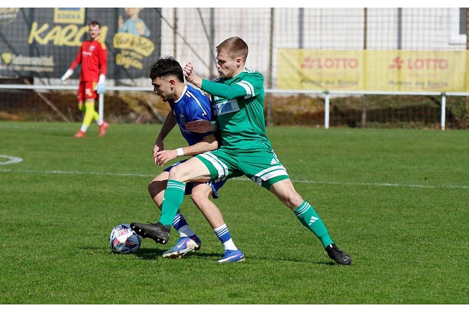 Waldalgesheims Philipp Robert Gänz (rechts) beharkt sich mit dem Mechtersheimer Can Abdullah Güney. Foto: Edgar Daudistel Waldalgesheims Philipp Robert Gänz (rechts) beharkt sich mit dem Mechtersheimer Can Abdullah Güney. Foto: Edgar Daudistel