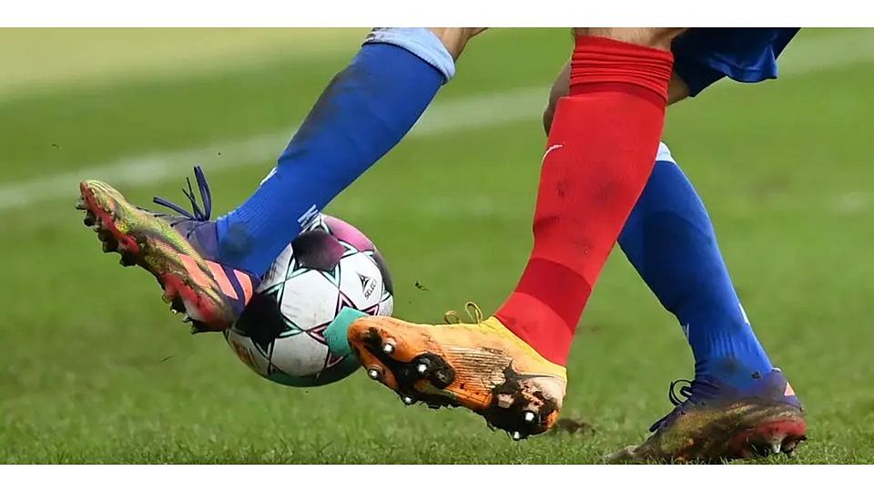 Die SG Eschenburg kassiert in der Fußball-Gruppenliga bei der TSG Wieseck eine böse 0:7-Abreibung. © Uli Deck/dpa