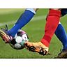 Die SG Eschenburg kassiert in der Fußball-Gruppenliga bei der TSG Wieseck eine böse 0:7-Abreibung. © Uli Deck/dpa