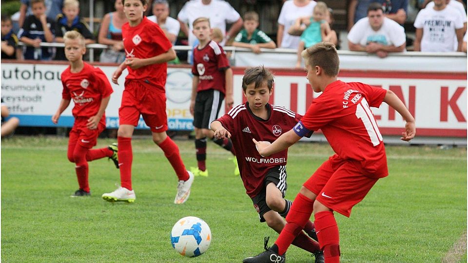 Endspiel: Die Würzburger Kickers (hellrot) schlagen den 1. FC Nürnberg nach Elfmeterschießen. Foto: Michael Müller