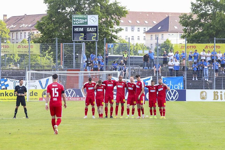 Zittern bis zum Schluss: Wormatia-Mittelfeldspieler Jannik Marx schleicht nach seinem verschossenen Elfmeter zurück zur Mittellinie. Seine Mitspieler schauen bereits wieder in Richtung Elfmeterpunkt.	