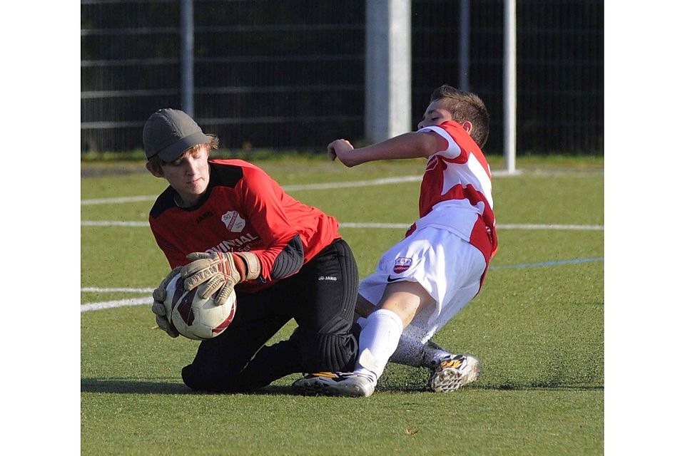 : Weinsheims Torwart Daniel Rebenich ist vor dem Hargesheimer Cedric Lind am Ball. Foto: Heidi Sturm