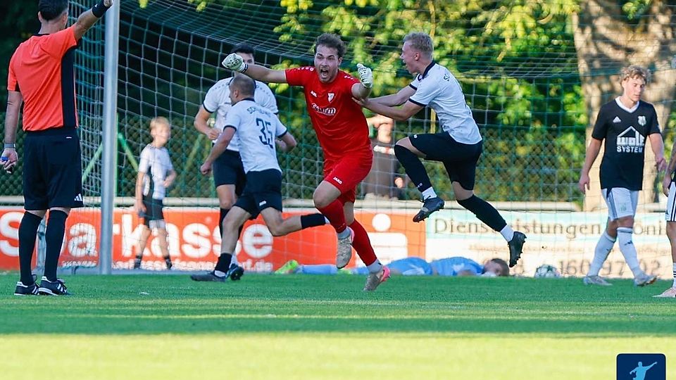 Ekstase - und Verwunderung zugleich: Oberschneidings Schlussmann Niklas Plank (in rot) glänzte in Osterhofen in ungewohnter Rolle als Torschütze.