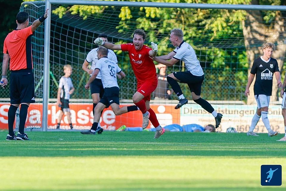 Ekstase - und Verwunderung zugleich: Oberschneidings Schlussmann Niklas Plank (in rot) glänzte in Osterhofen in ungewohnter Rolle als Torschütze.