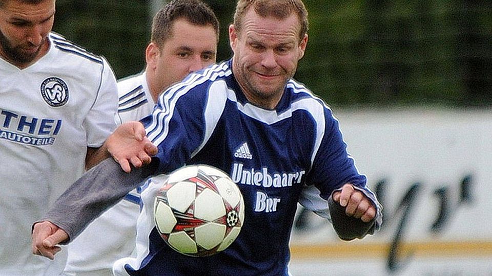Eine Fußballpause kann sich Alexander Dürr (am Ball) gut verstellen, nachdem er seinen Trainerjob beim FC Affing nicht antreten wird.    F.: Roland Geier