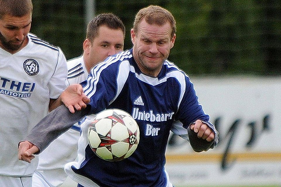 Eine Fußballpause kann sich Alexander Dürr (am Ball) gut verstellen, nachdem er seinen Trainerjob beim FC Affing nicht antreten wird.    F.: Roland Geier