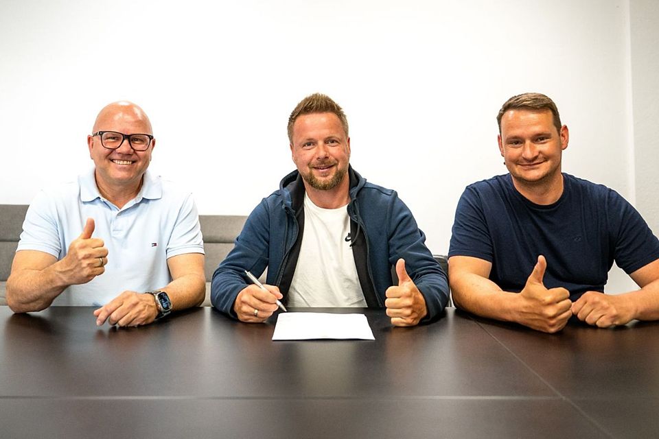 Daumen hoch - Martin Hauswald ist zurück als Trainer beim SV 09 Arnstadt.