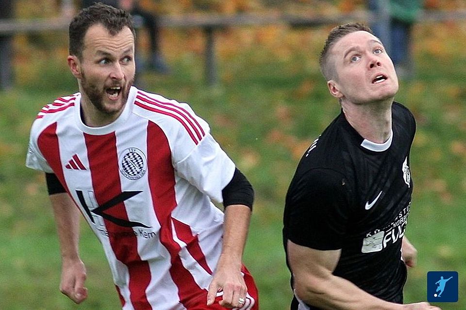 Wo geht`s nach oben? Schönberg (in rot-weiß) und Hohenau trennten sich im Kellderduell der Kreisliga Passau mit 1:1.