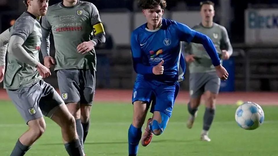 SVG-Stürmer Elias Walter (rechts) scheint enteilt, doch im Großen und Ganzen hielten Felix Schrod und Jakob Friedrich (v.l.) den Gau-Odernheimer Laden dicht.