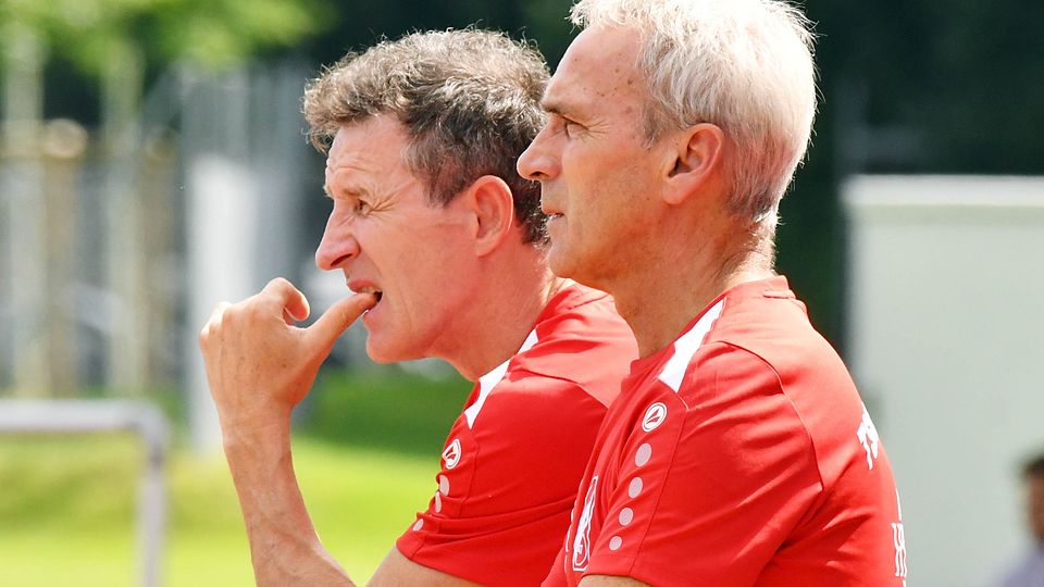Die Wege von Chefcoach Janos Radoki (links) und Co-Trainer Roland Bahl rennen sich. Während Bahl weiterhin für den TSV Schwaben tätig ist, muss Radoki den Platz räumen.