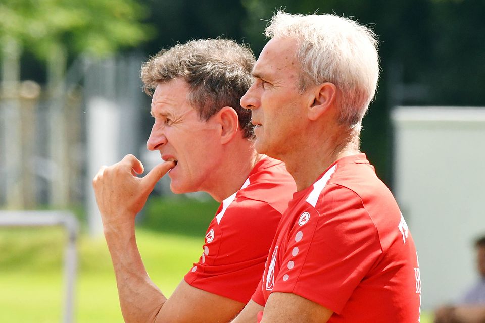 Die Wege von Chefcoach Janos Radoki (links) und Co-Trainer Roland Bahl rennen sich. Während Bahl weiterhin für den TSV Schwaben tätig ist, muss Radoki den Platz räumen.