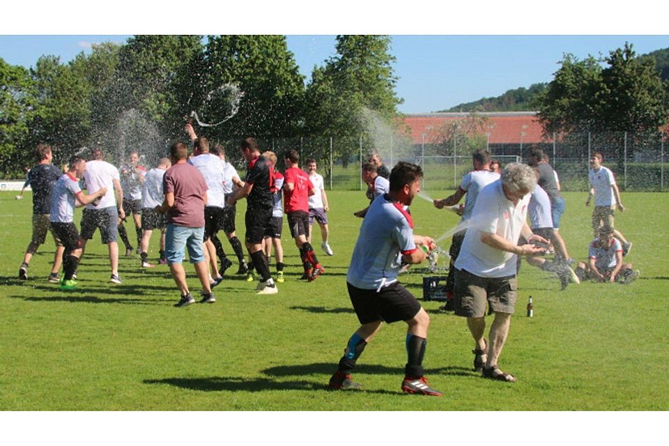 Spieler und Fans des SV Gailenkirchen feiern auf dem Rasen die Meisterschaft. Nächstes Jahr spielt der Verein in der Kreisliga A.  Viktor Taschner