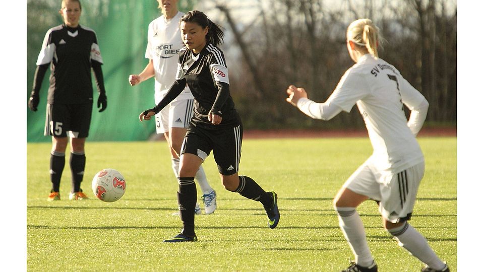 Xueer Chen (Mitte,schwarz) schoss in Issel das einzige Tor für die Wörrstädter Frauen. F: Wolff
