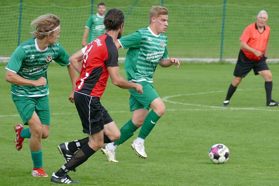 Vorwärtsdrang: Der FC Wildsteig/Rottenbuch (in Grün, mit Fabian Maier am Ball und dem dreifachen Torschützen Roman Trainer links) lieferte gegen den TSV Schondorf eine engagierte Leistung ab.