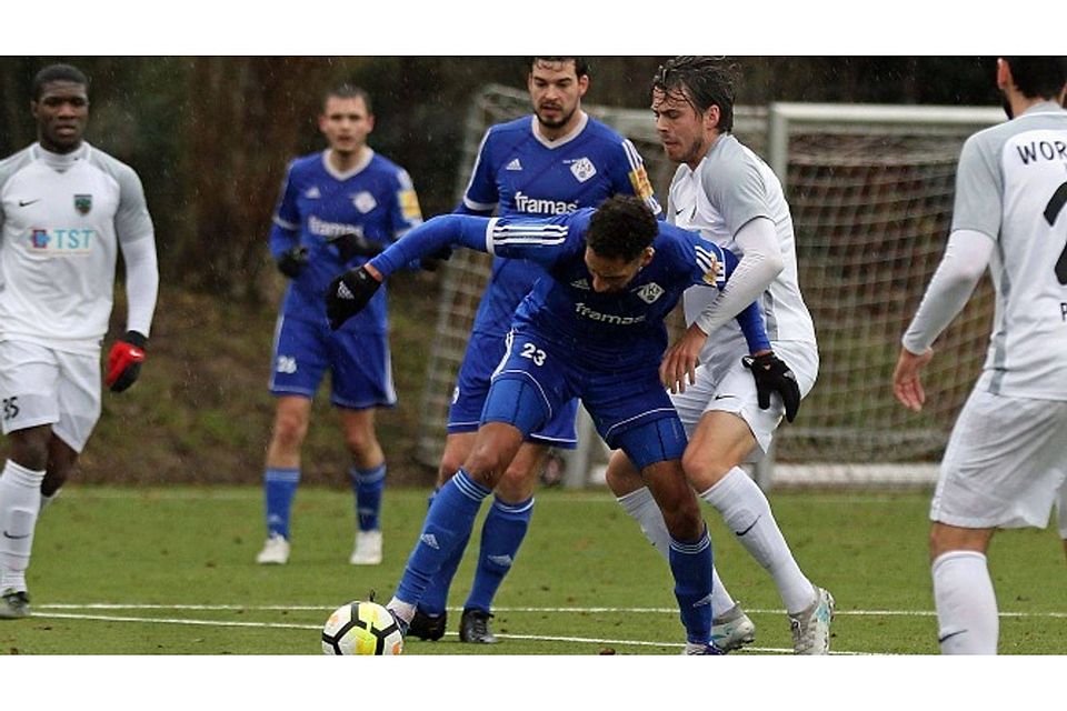 Auf Tuchfühlung: Wormate Benjamin Maas (rechts) bedrängt den Pirmasenser Salif Cisse.	Foto: pa/Dirigo