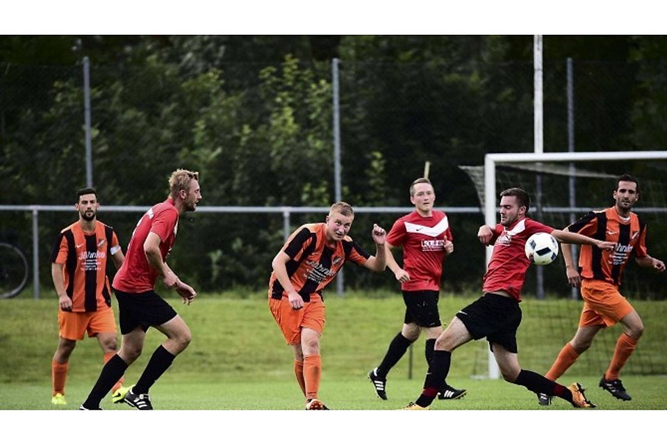 Die SG Dettingen (rot) und der SV Herbertshofen trennten sich im ersten Spiel des Abends 0:0. SZ-Foto: mas
