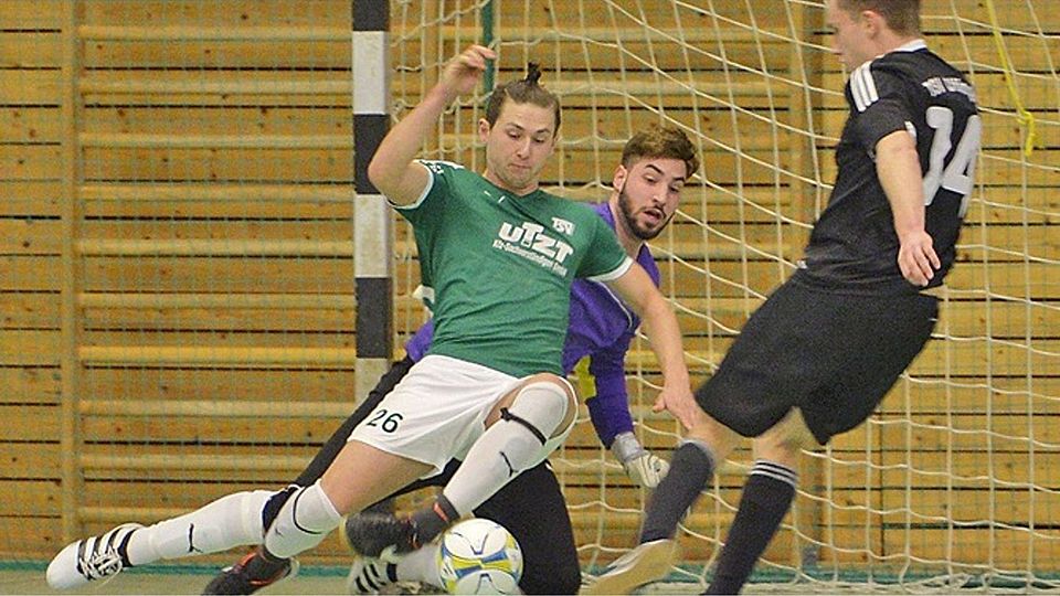 Das Abwehrbollwerk der Burgauer (in grün) hielt gegen den TSV Offingen. Dank des 2:1-Erfolgs qualifiziert sich der TSV für die Endrunde am 27. Januar in Günzburg.  Foto: Ernst Mayer