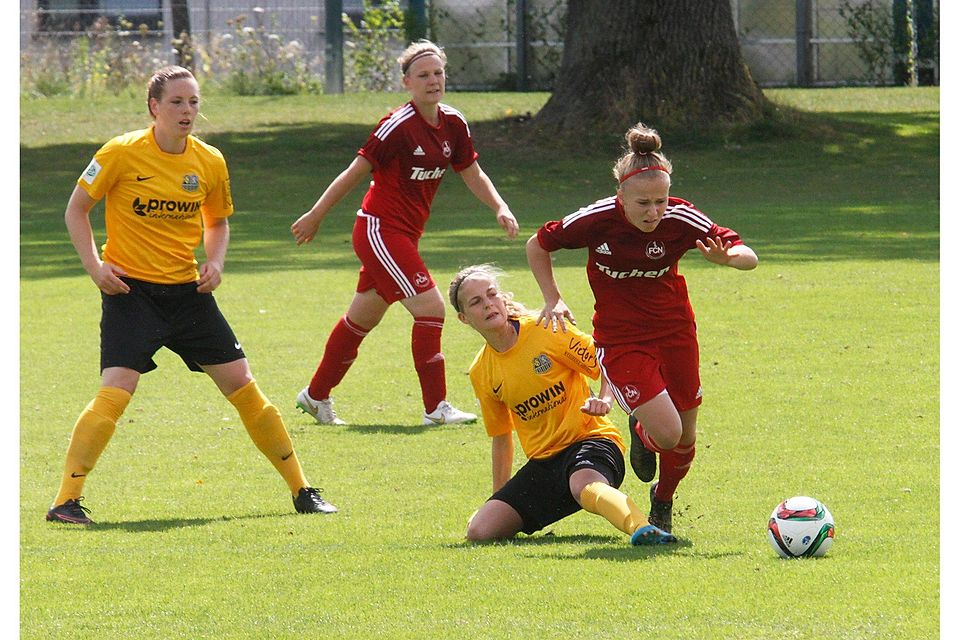 Profis gegen Amateure - das galt auch beim Frauenfußball-Pokalspiel der Nürnbergerinnen gegen Saarbrücken. (Foto: Eduard Weigert)