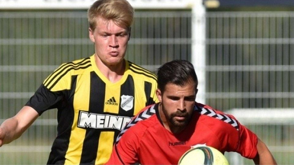 Tobias Sandner (hinten) verteidigt in der neuen Saison in Erlbach F: Hofer