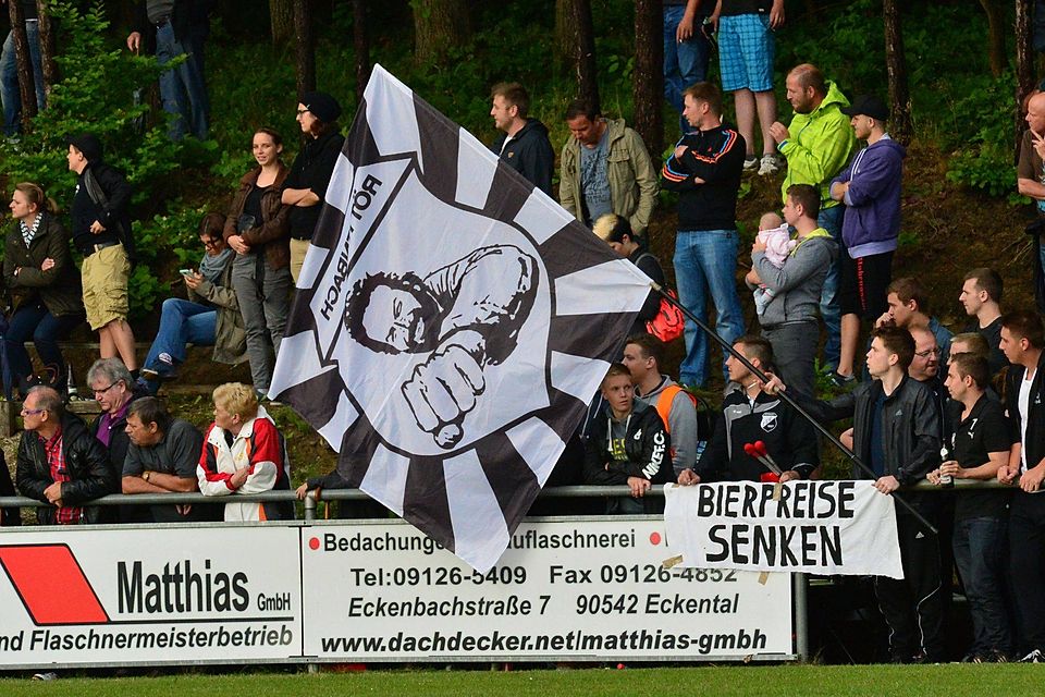 Beim TSV Röttenbach - hier die Fans während des Relegationsspiels der &quot;Ersten&quot; - gibt es einen Trainerwechsel bei der Reserve: Stefan Stamm folgt auf Domenique von Pechmann. Foto: Nordbayerische Nachrichten