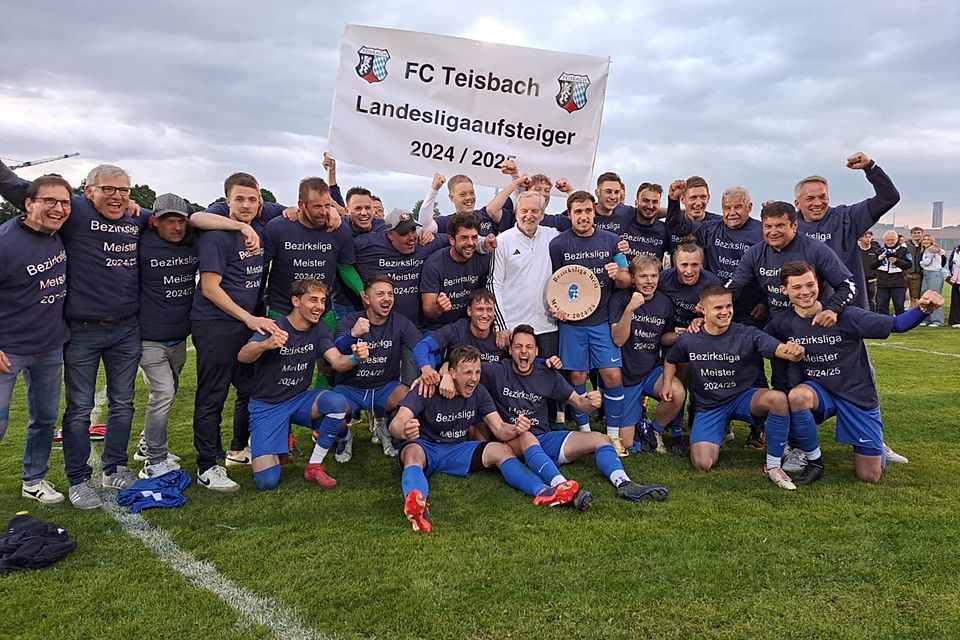 So sehen Sieger aus - und Meisterspieler der Bezirksliga. Nach dem Abpfiff wurde ausgelassen gejubelt und gefeiert beim FC Teisbach.