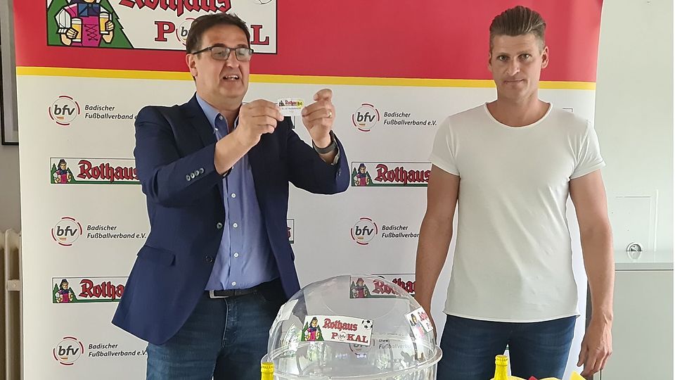 bfv-Vizepräsident Rüdiger Heiß und Andreas Grüninger von der Brauerei Rothaus.