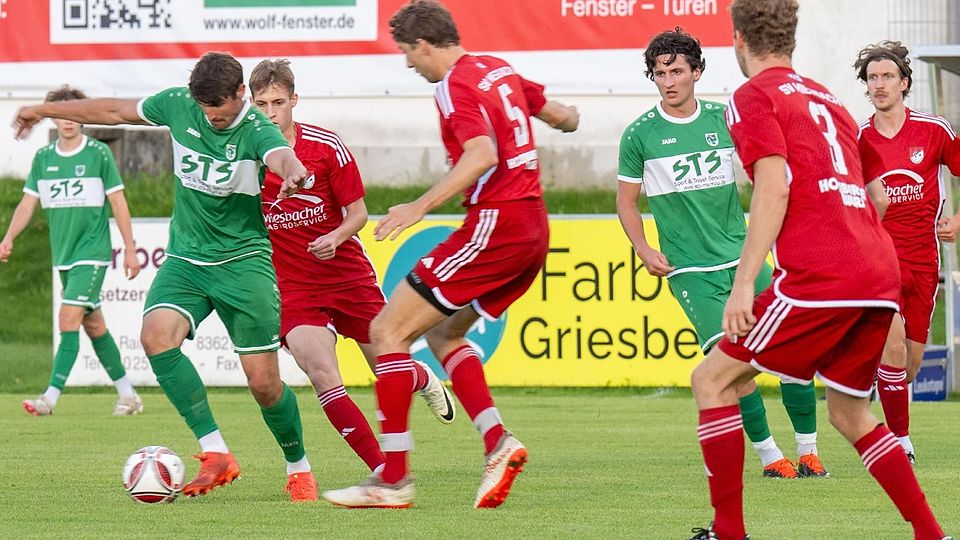 Gut dagegengehalten hat der SV Miesbach (rot) vor allem in der ersten Halbzeit.