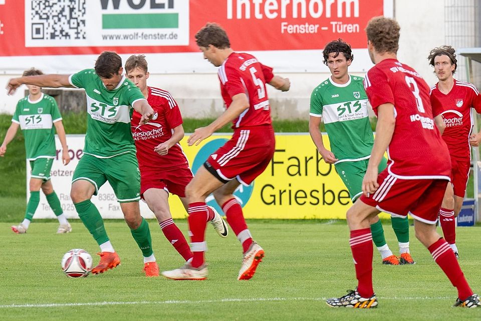 Gut dagegengehalten hat der SV Miesbach (rot) vor allem in der ersten Halbzeit.