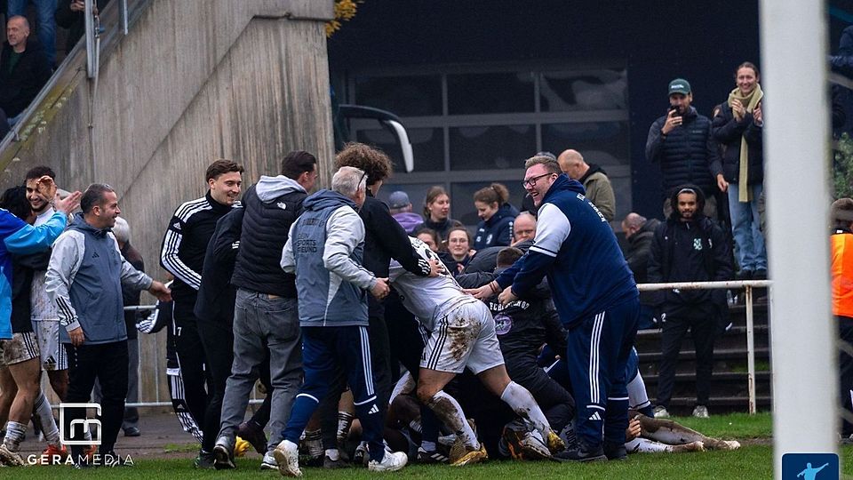 Jubeltraube nach dem Siegtreffer gegen den WSV.