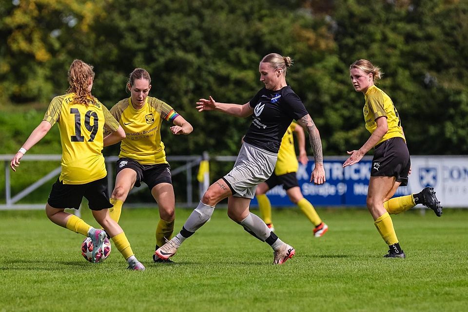 Sie brach den Bann: Alexandra Kaufmann (blaues Trikot) traf zum 1:0 für Geisling. Hier wird sie von Penelope Dotzauer, Kathrin Lehrhuber und Franziska Kneidinger (v.l.) bedrängt.