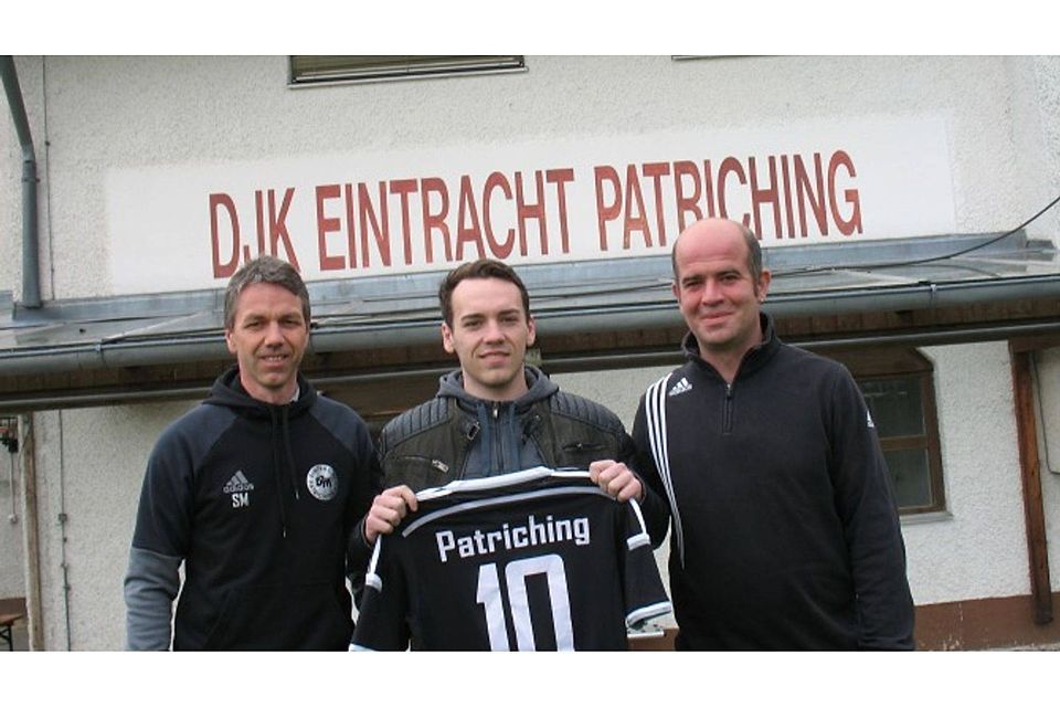 Der neue Patrichinger Spielertrainer Danyon Kemper (Mitte) mit 2. Vorstand Manfred Stemplinger (li.) und Abteilungsleiter Matthias Helmberger (re.)