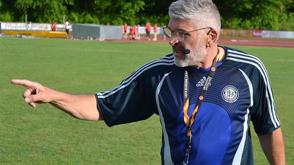 Uwe Wolf, hier bei der Praxisdemo für die Fußballtrainer in Niederbayern in Deggendorf ist selten um ein klares Wort verlegen.