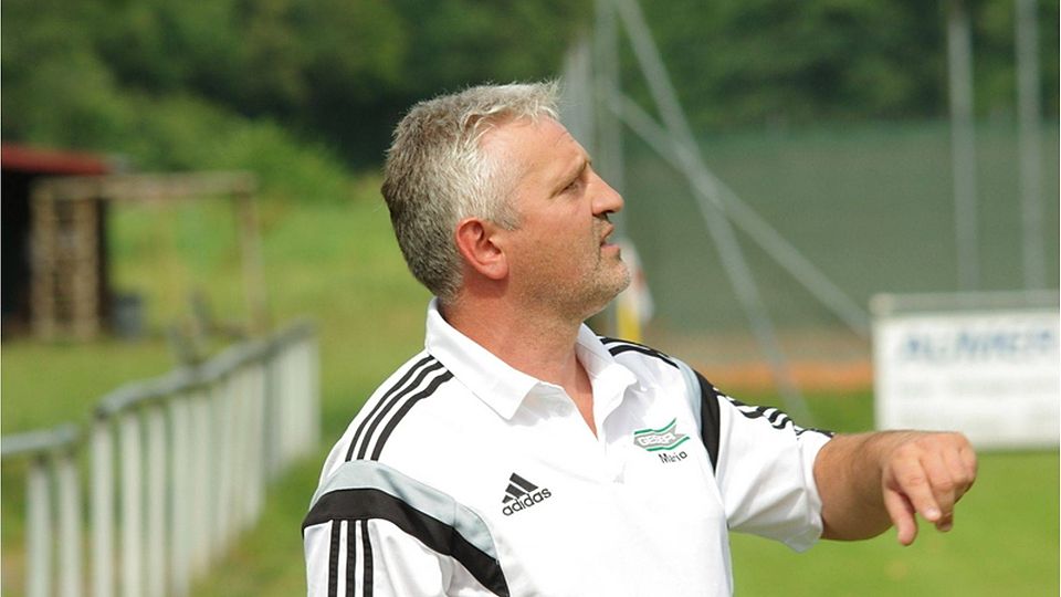 Trainer Mario Minin möchte nach einer enttäuschenden Hinrunde den Klassenerhalt mit dem FC Rosenhof-Wolfskofen baldmöglichst unter Dach und Fach bringen.  F: lst