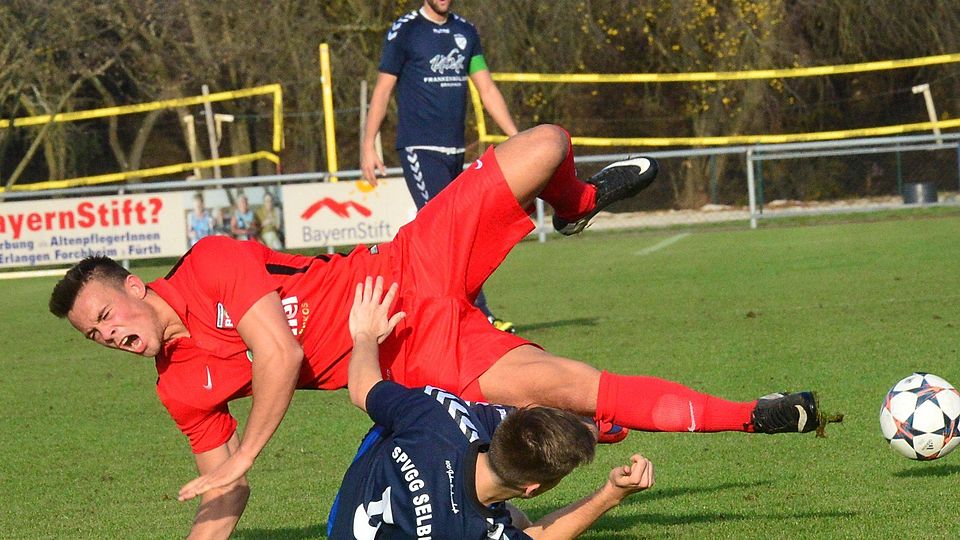 Gehörig Schmerzen bereiteten den Baiersdorfern ihre jüngsten Ergebnisse. Spätestens nach der Winterpause soll es wieder aufwärts gehen, aber auch in den beiden ausstehenden Partien sieht Trainer Enzo Penna seine Elf nicht chancenlos. Foto: Klaus-Dieter Schreiter
