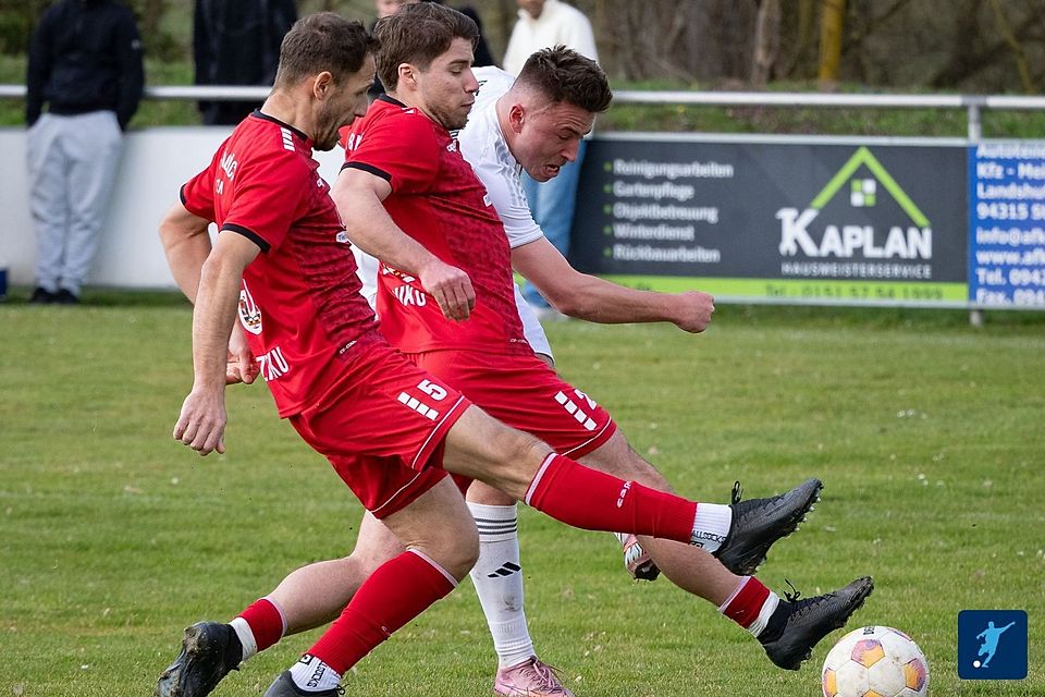 Der SV Türk Gücü Straubing (in rot) nutzt die individuellen Fehler Kelheims aus und siegt mit 4:0.