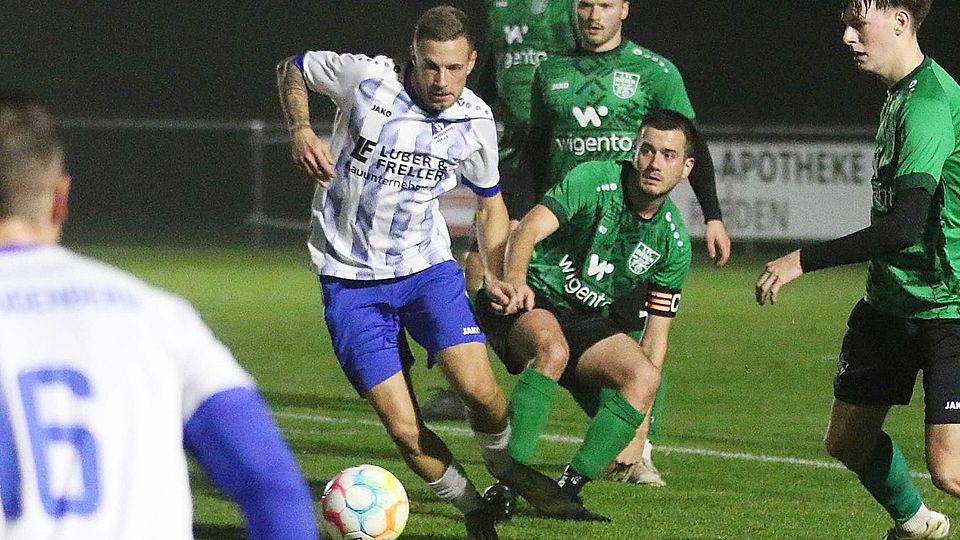 Sebastian Bauer (weißes Dress) heuert bei der DJK Dürnsricht an.