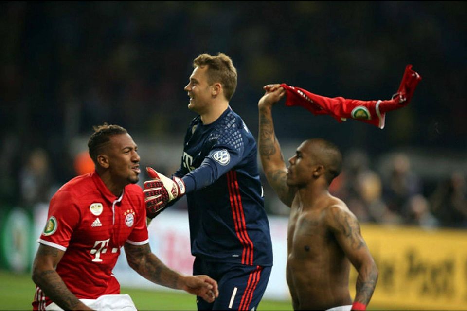Jerome Boateng (li.) und Douglas Costa (re.) treten gegen die Nachwuchskicker und Vereinslegenden des FC Bayern München an. 