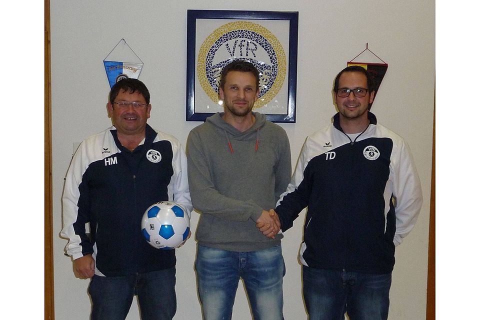 Vorstand Helmut Metzner (links) und Abteilungsleiter Tobias Denz (rechts) mit dem neuen Coach Thorsten Wimmer. Foto: Ettengruber
