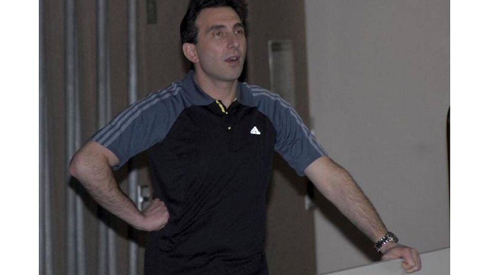 Gewundert hat sich Ismail Demir lange genug über das Verhalten seiner Mannschaft. Jetzt zog er die Reißleine und gab sein Traineramt beim Türk SV Bobingen ab.  Foto: Reinhold Radloff