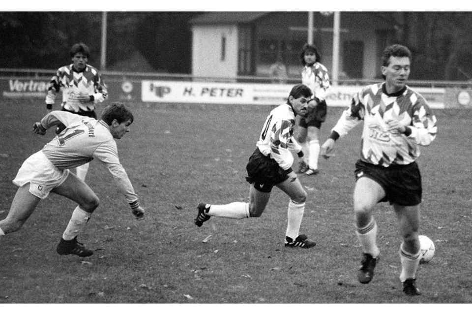 Aktivposten: Spielertrainer Freddy Böhlert am Ball (m.) mit Heinrich Adler (vorne), Sandor Sabo und Peter Fischer (hinten von links).