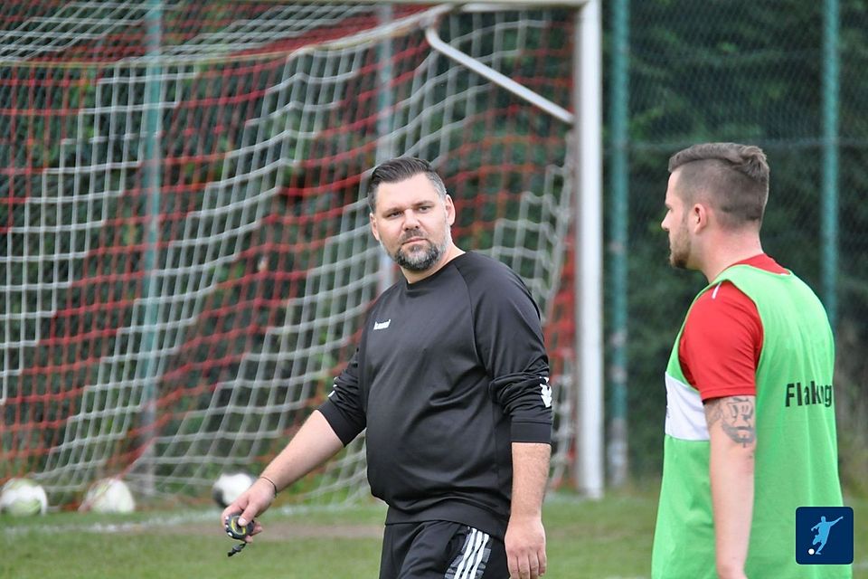 Dominik Mijajlovic (links) ist Trainer des SC Ederen.