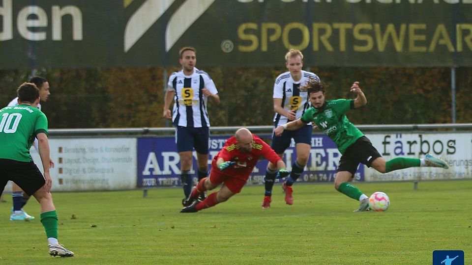 Spitzenspiel zum Jahresabschluß im Pandurenpark: Primus SV Raigering (in Weiß-Schwarz) empfängt die drittplatzierte Vilstalelf des 1. FC Rieden (in Grün-Schwarz).