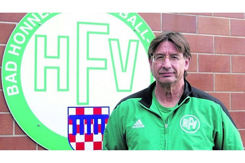 Ein Leben für den FV Bad Honnef: Lothar Paulsen gehört dem Verein seit 51 Jahren an und ist seit 25 Jahren sein Vorsitzender. Am Saisonende tritt er zurück. FOTO: WOLFGANG HENRY