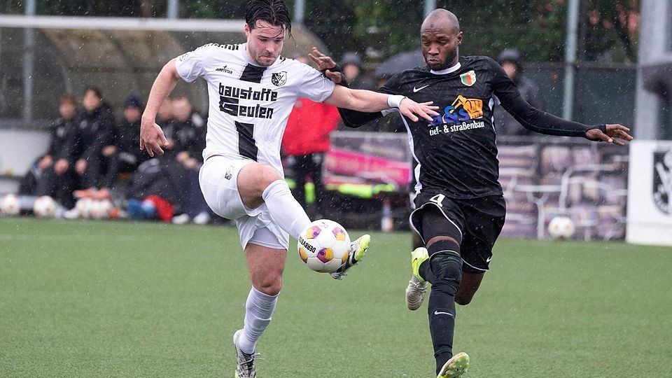 Zweikampf um den Ball: Eilendorfs Tobias Knoben (l.) und Kurdistans Salifu Krubally.