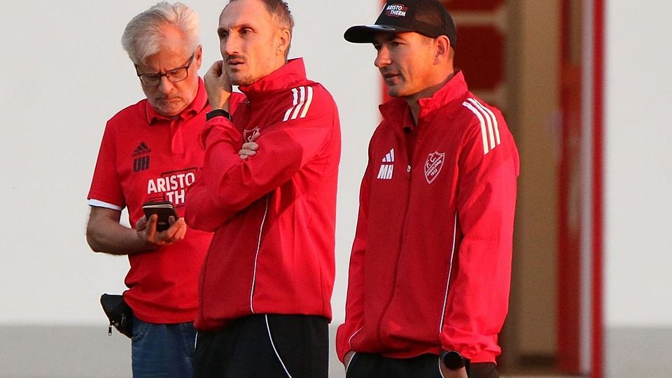 Während Co-Trainer Daniel Skora (Mitte) nicht mehr weiter macht, bleibt Michael Heckner weiter Chef beim FC Ergolding.