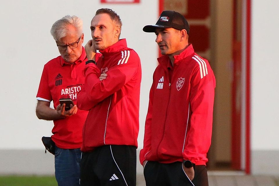 Während Co-Trainer Daniel Skora (Mitte) nicht mehr weiter macht, bleibt Michael Heckner weiter Chef beim FC Ergolding.