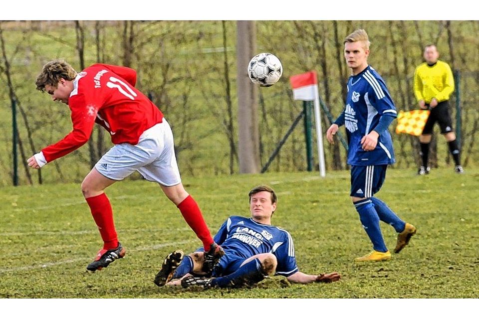 In letzter Sekunde spitzelt der Waabser Christian Kademann (am Boden) Bargstedts Florian Engbrecht (l.) den Ball vom Fuß. Foto: hob