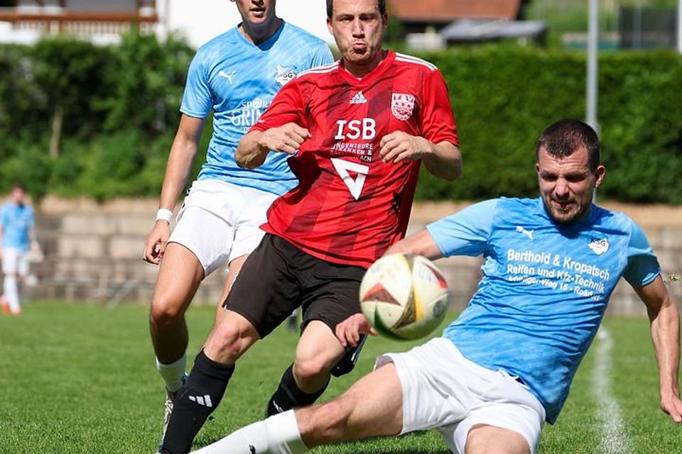 Kaum ein Durchkommen gab es für Kevin Seiler (Mitte) und den TSV Höchst gegen die KSG Georgenhausen um Karan Jay Misra (KSG Georgenhausen).