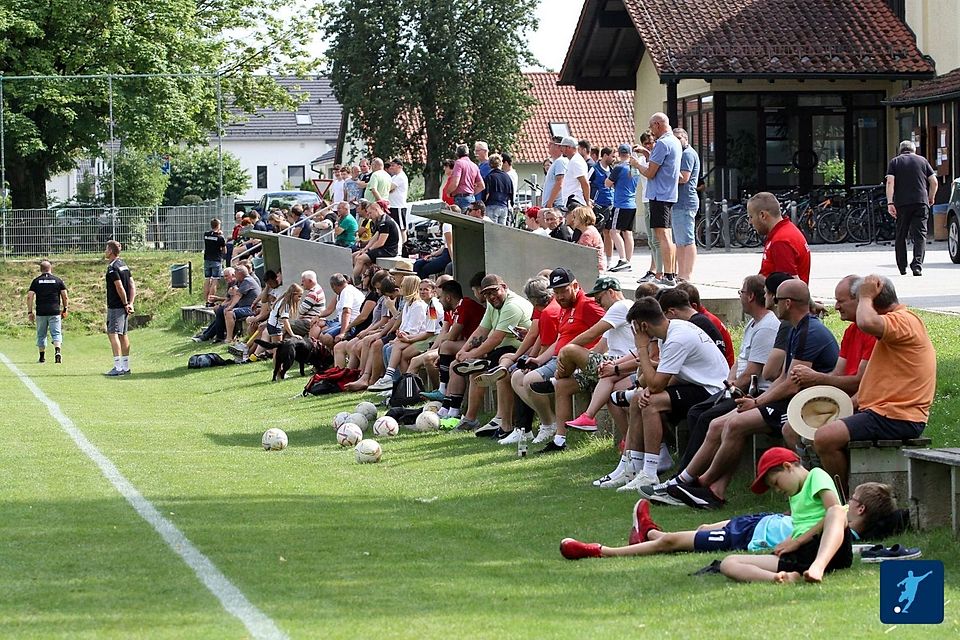 Auch das Zuschauer-Interesse ist beim Tabellenführer der Kreisklasse Deggendorf beachtlich 